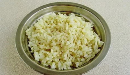 Крабовый салат с кукурузой, яйцом, рисом и майонезом