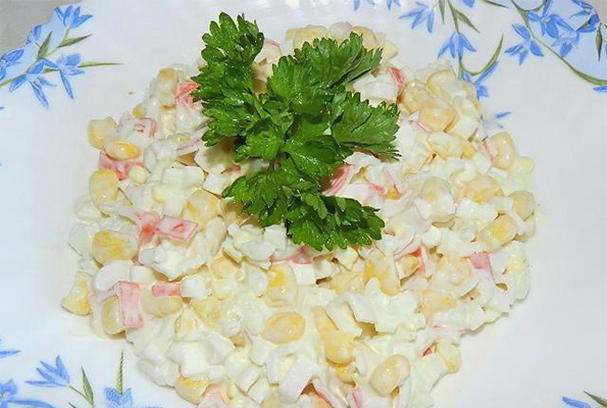 Салат с крабовыми палочками и кукурузой классический – рецепт с фото пошагово