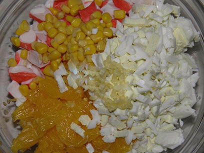 Крабовый салат с кукурузой, апельсином и яйцом