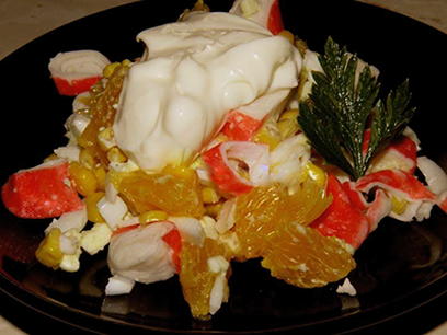 Крабовый салат с кукурузой, апельсином и яйцом