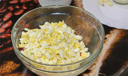 Крабовый салат с кукурузой, фасолью и яйцом