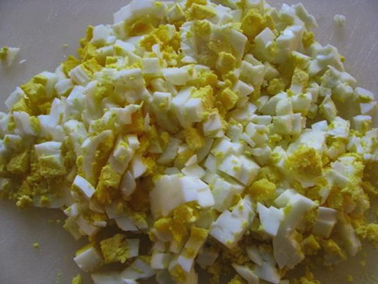 Крабовый салат с кукурузой, курицей и яйцом