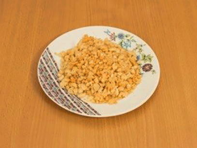 Крабовый салат с кукурузой, яйцом и чипсами