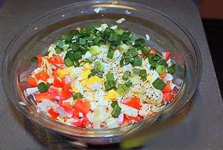 Крабовый салат с кукурузой, помидорами и капустой