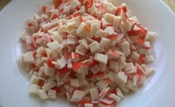 Крабовый салат с кукурузой, помидорами и сухариками
