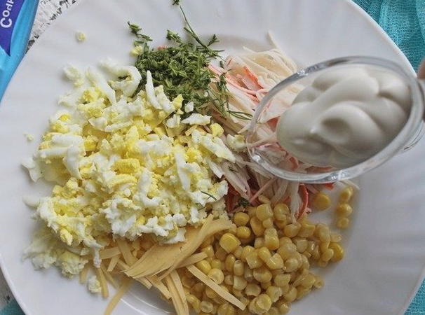 Салат с крабовыми палочками, кукурузой, сыром и ананасом