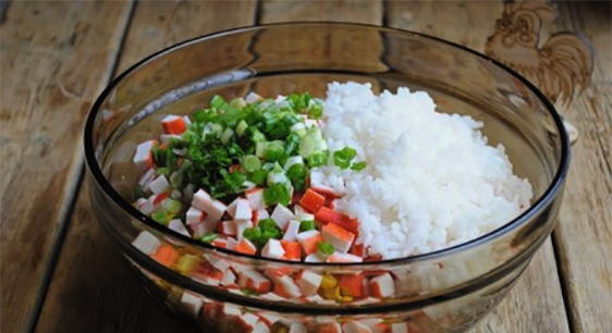 Салат с крабовыми палочками, кукурузой, рисом и свежим огурцом
