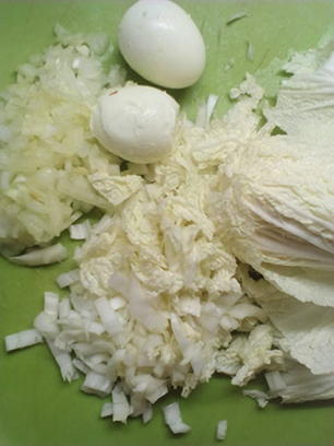 Салат с крабовыми палочками, кукурузой, рисом и пекинской капустой