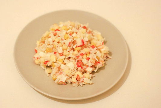 Слоеный салат с крабовыми палочками — пошаговый рецепт