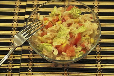 Салат с крабовыми палочками, кукурузой, рисом и помидорами