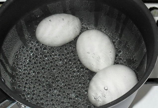 Яйца в кипящую или холодную. Яйца в кастрюле. Zqwf d RFCN.HTK. Отварить яйца. Что приготовить с яйцами.