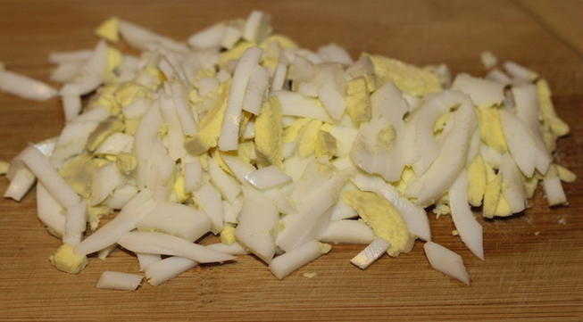 Крабовый салат с кукурузой, яйцом и рисом