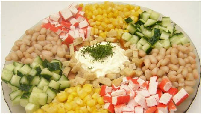 Крабовый салат с кукурузой, огурцом и фасолью