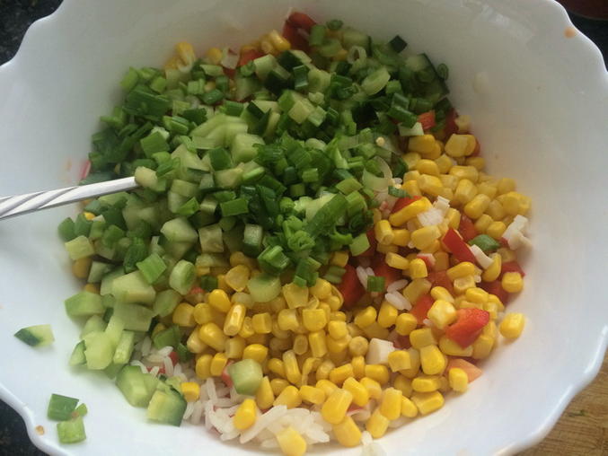 Крабовый салат с кукурузой, огурцом и кириешками