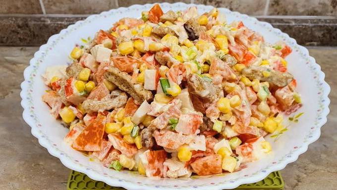 Крабовый салат с кукурузой и гренками - простой рецепт с фото - Рецепты, продукты, еда | Сегодня