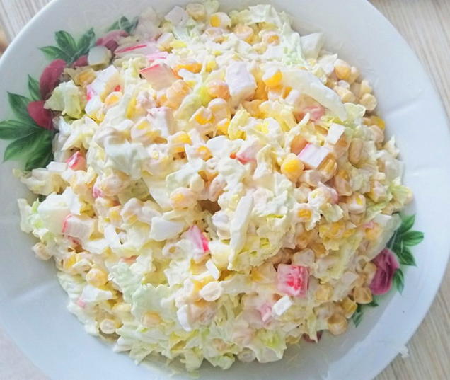 Крабовый салат с кукурузой и огурцом