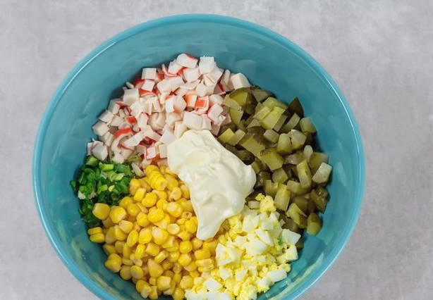 Крабовый салат с кукурузой и соленым огурцом