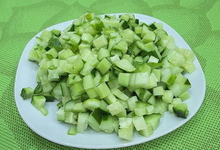 Крабовый салат с кукурузой, огурцом и сыром