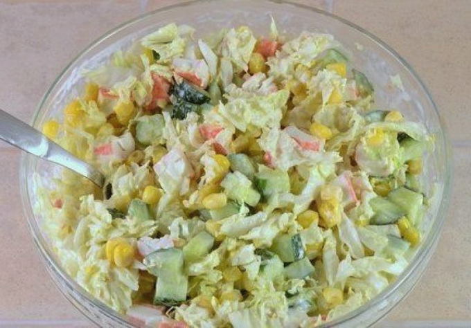 Крабовый салат с кукурузой, капустой и сухариками - простой и вкусный пошаговый рецепт