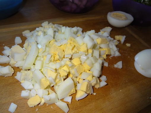 Крабовый салат с кукурузой, огурцом, яйцом и сыром