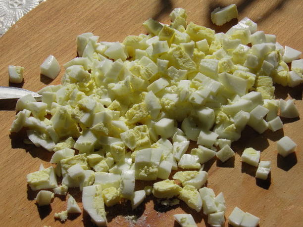 Крабовый салат с кукурузой, огурцом и яйцом