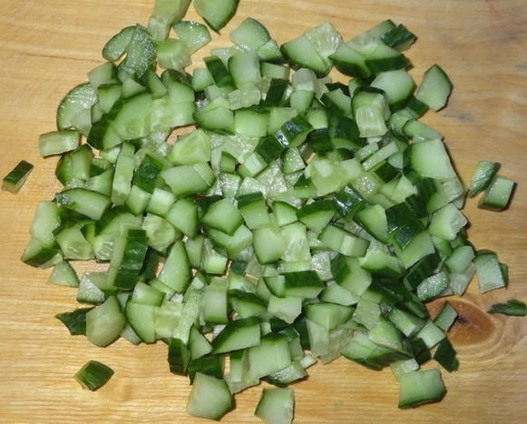 Крабовый салат с кукурузой, огурцом, рисом и яйцом