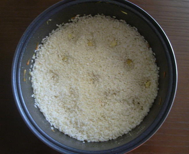 Крабовый салат с кукурузой, огурцом и рисом