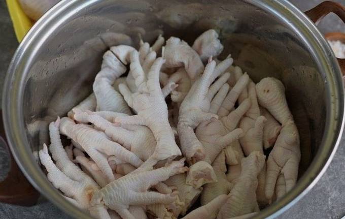 Как сварить холодец из куриных лапок в кастрюле