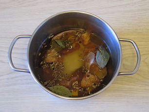 Соленая скумбрия в луковой шелухе с чаем