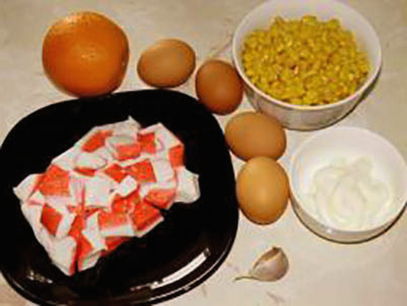 Салат с крабовыми палочками, кукурузой и апельсином