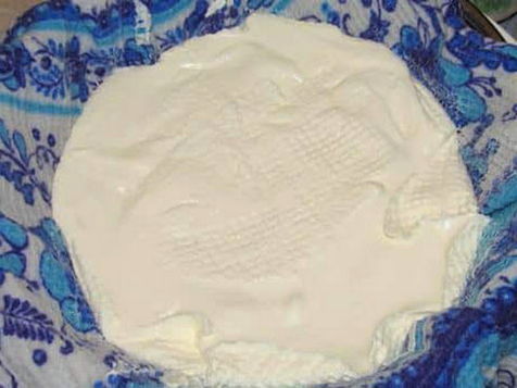 Крем из творожного сыра, сметаны и сахарной пудры для торта