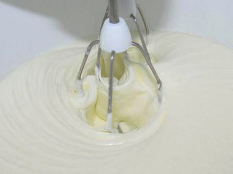 Крем из творожного сыра, сметаны и сахарной пудры для торта