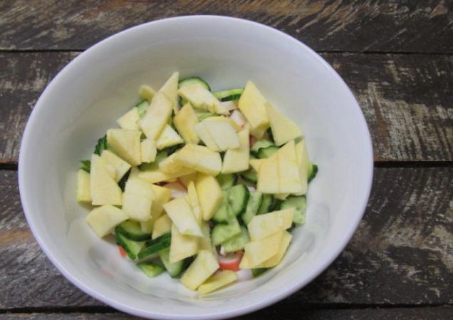 Салат с крабовыми палочками, огурцом и яблоком