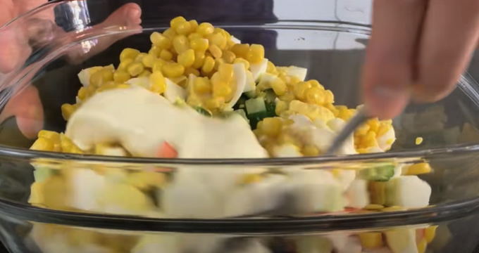 Салат с крабовыми палочками, огурцом, сыром и чесноком