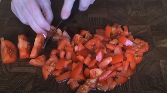Салат с крабовыми палочками, огурцом, помидорами и пекинской капустой