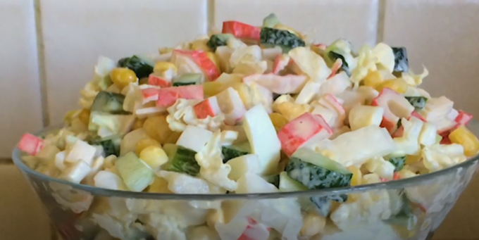 Рецепт 6: салат с пекинской капустой, колбасой, кукуузой и огурцом