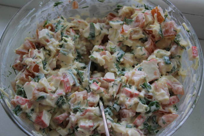 Салат с крабовыми палочками, огурцом, помидорами и сухариками
