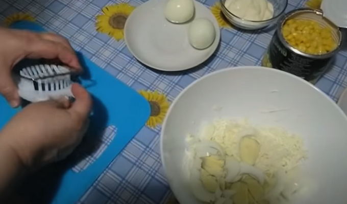 Салат с крабовыми палочками, огурцом, плавленым сыром и яйцом