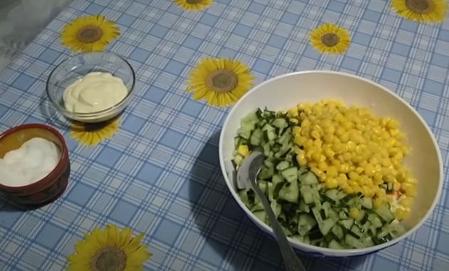 Салат с крабовыми палочками, огурцом, плавленым сыром и яйцом