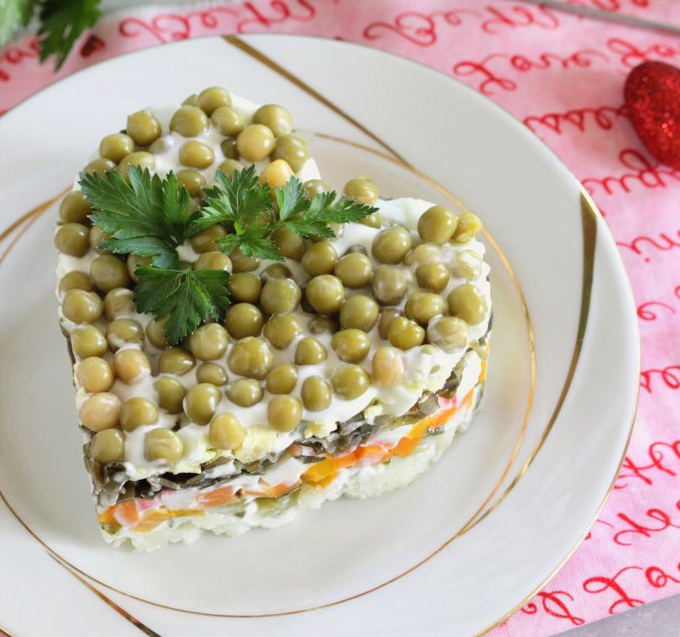 Салат из крабовых палочек, помидора и икры горбуши – пошаговый рецепт приготовления с фото