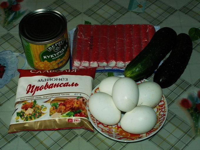 Салат с крабовыми палочками, огурцом, яйцом и майонезом