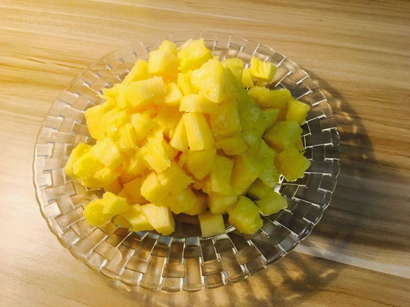 Салат с крабовыми палочками, кукурузой и ананасом