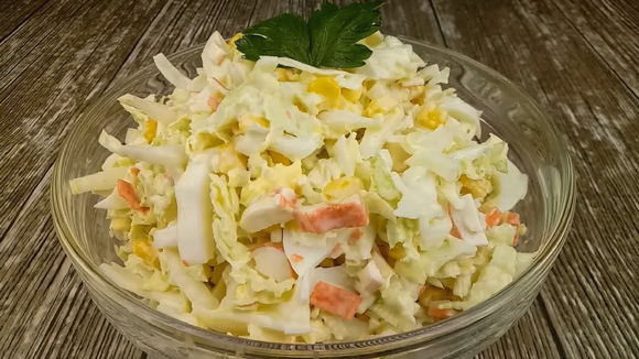 Нежный салат из кальмаров с сыром и яблоком