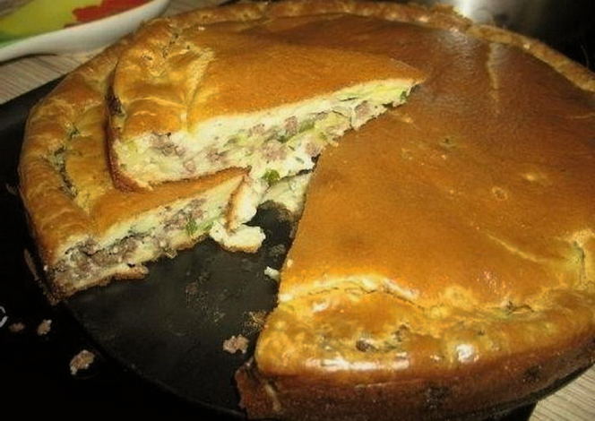 Майонезно-сметанный заливной пирог с капустой и мясом в духовке
