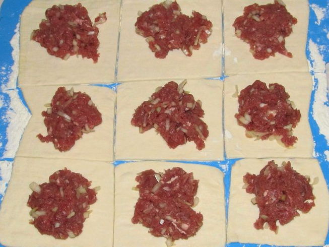 Конвертики из слоеного теста с мясом