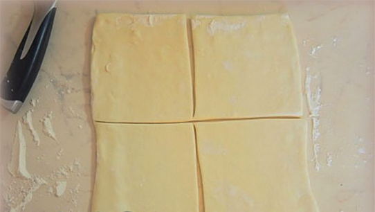 Конвертики из слоеного теста с сыром в духовке