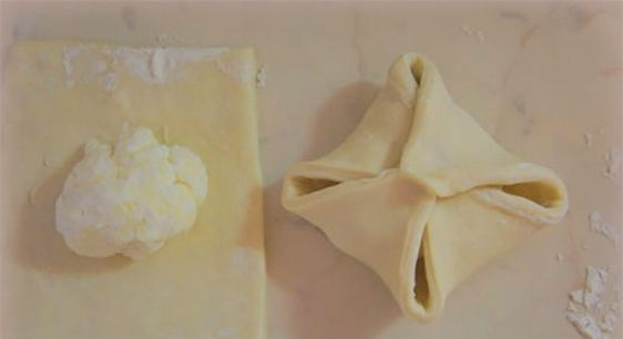 Конвертики из слоеного теста с сыром в духовке