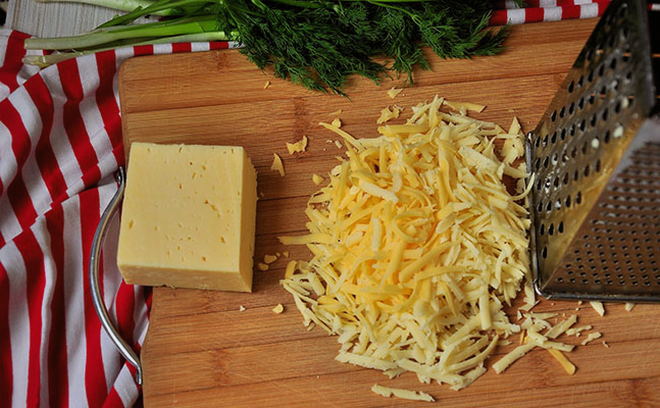 Конвертики из слоеного теста с сыром и творогом