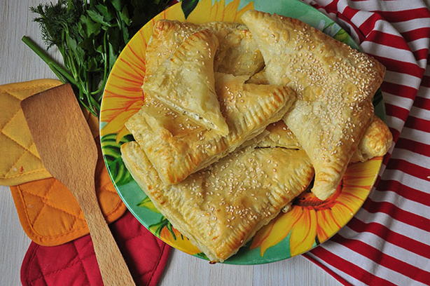 Быстрые хачапури с сыром и зеленью из слоеного теста – пошаговый рецепт приготовления с фото