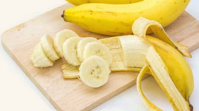 Круассаны из слоеного теста с бананом